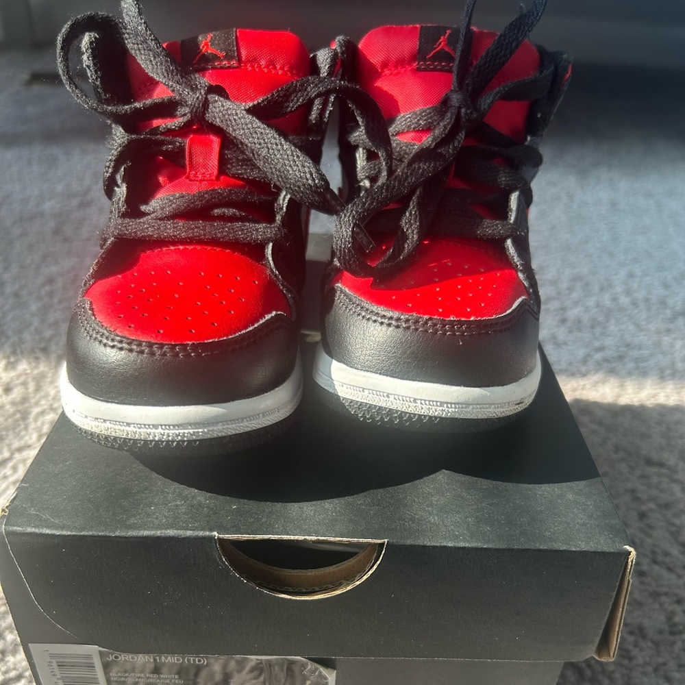 Jordan 1 mid barely used 8c
